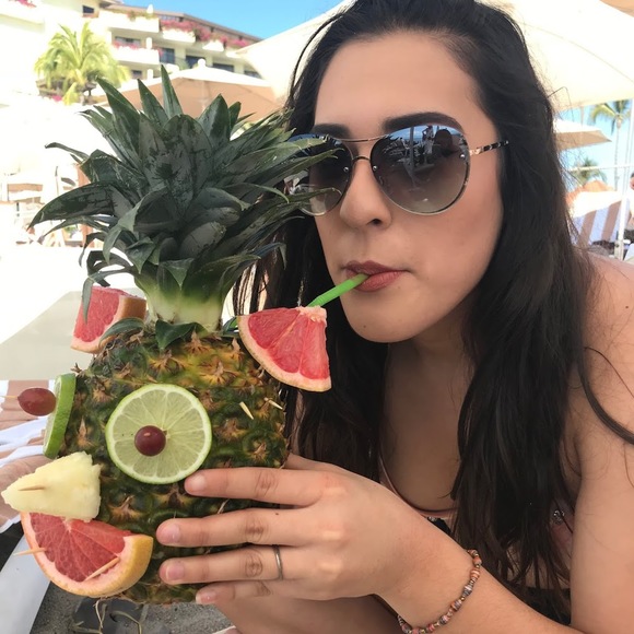 Meet your Posher, Abigail - Picture 1 of 1